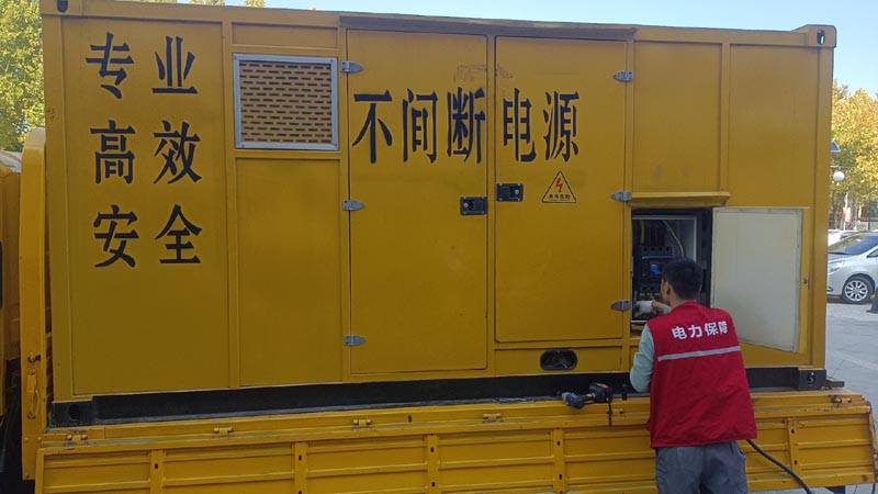 镇雄柴油发电机组和UPS电源配合使用时，如何避免切换过程中的电力中断？